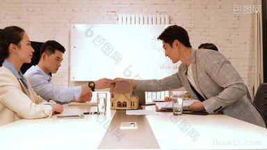 房地产销售和客户签合同